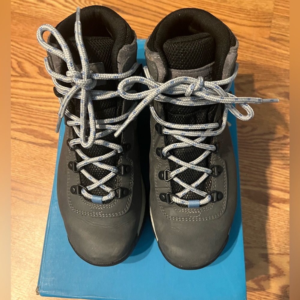 Columbia women's Newton ridge plus wide